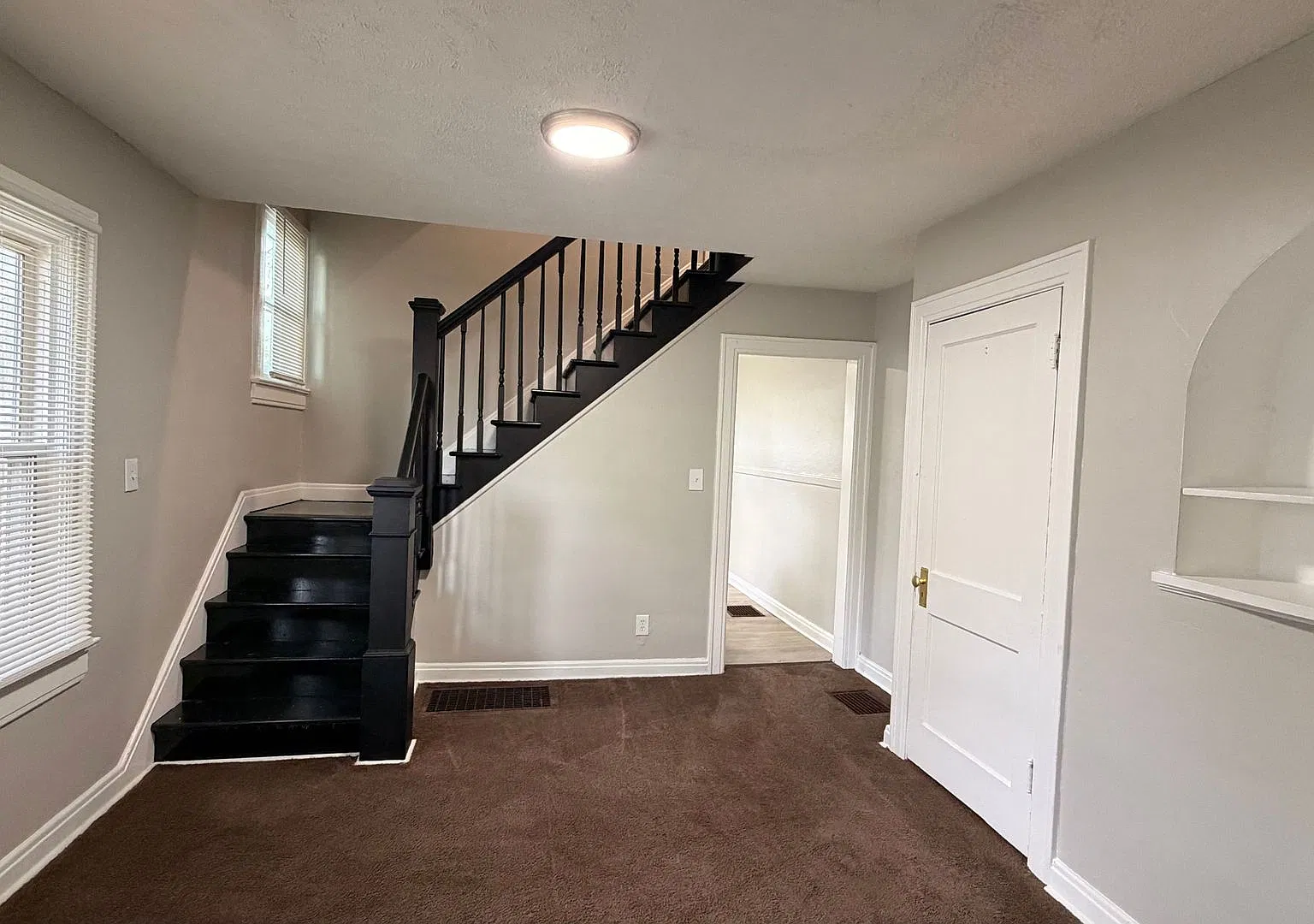 901 N Bradley Ave — Photo 3