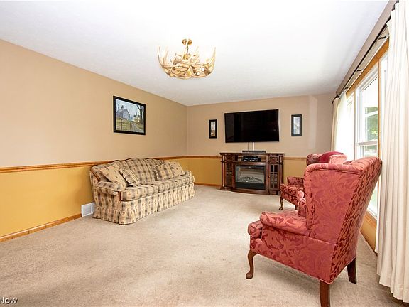 3rd image of 26 Harclay Ct