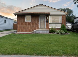 31920 Saint Margaret St, Saint Clair Shores, MI