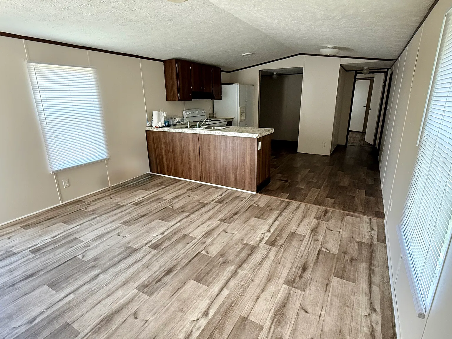 3 bed, 1000 sqft, $975 — Photo 2