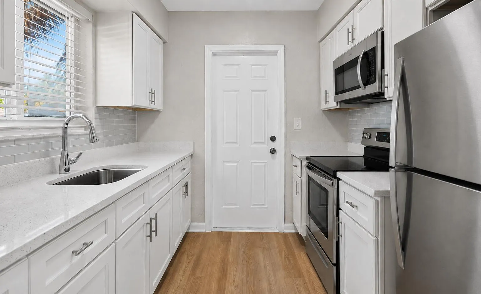 3 bed, 1.0 bath, 1000 sqft, $2,350 — Photo 1