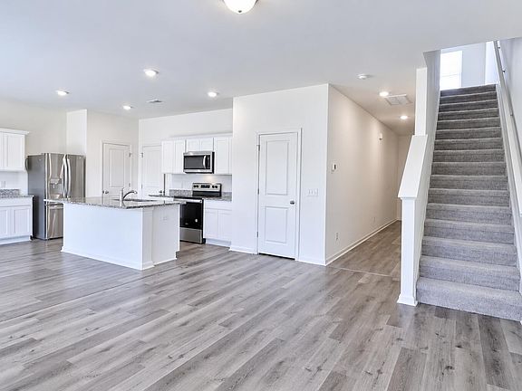 5th image of 433 Pender Woods Dr