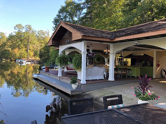 Boat House w/Ramp