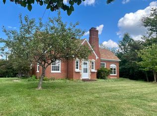 826 Red Ln, Salem, VA 24153