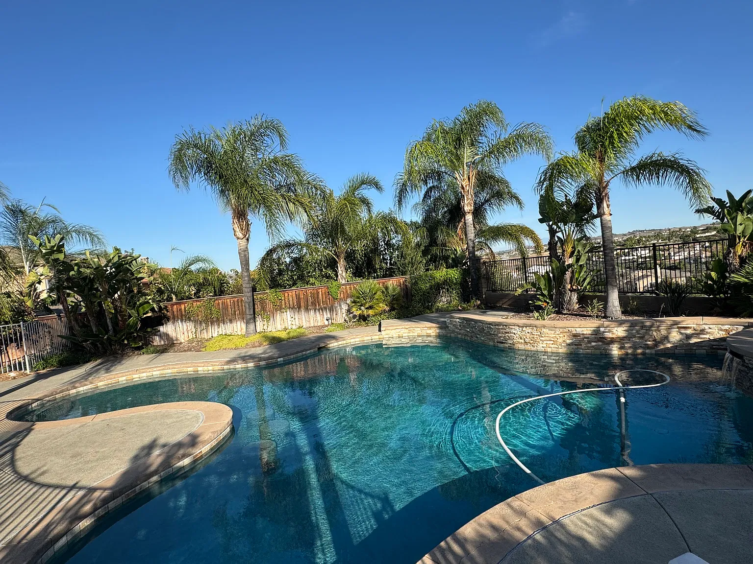 4 bed, 2424 sqft, $4,500 — Photo 2