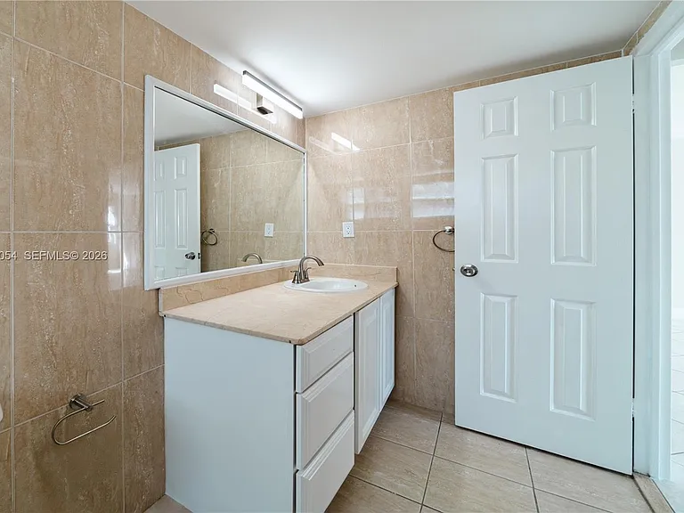 2555 NE 11th St #310 — Photo 23