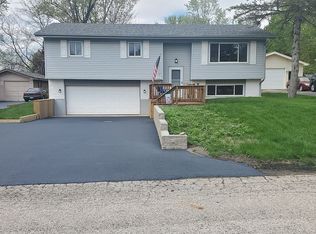 312 Clover Rd, Island Lake, IL 60042