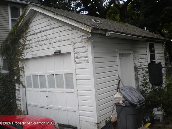 3rd image of 117 Throop St