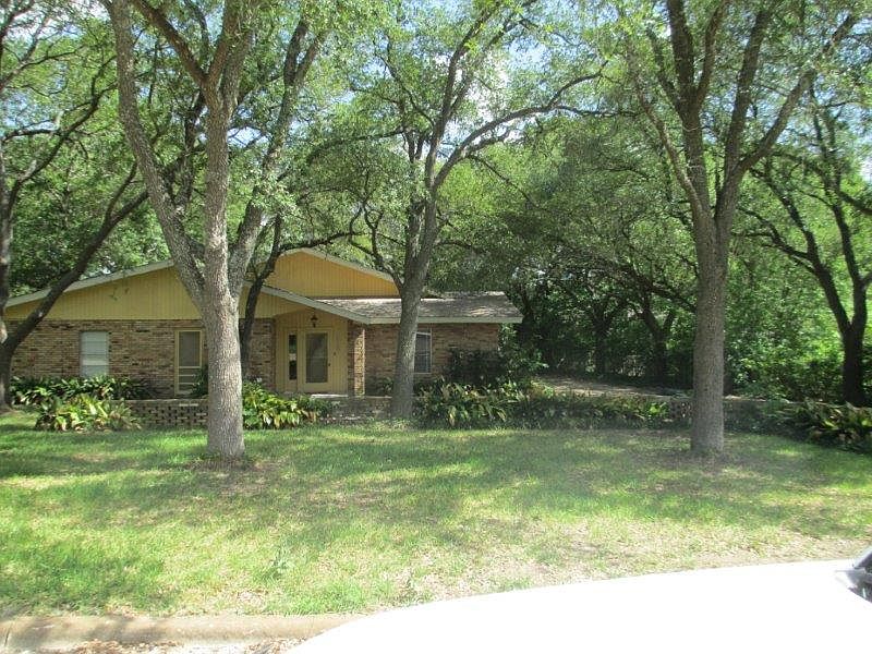 1st image of 115 Country Club Dr