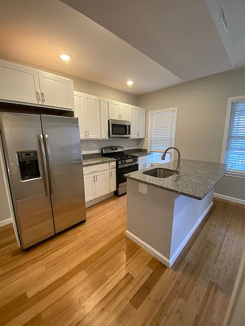 3 bed, 1300 sqft, $3,350 — Photo 2