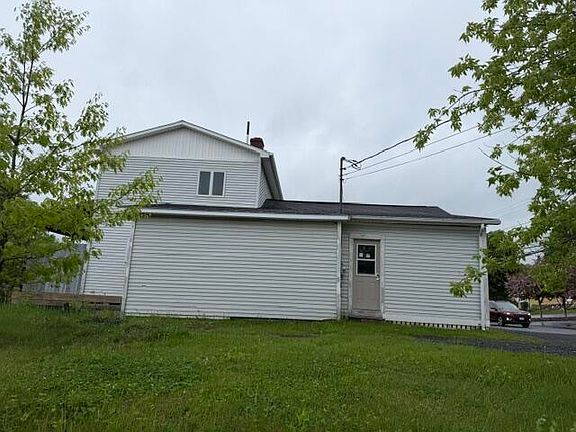 4th image of 586 Main Street