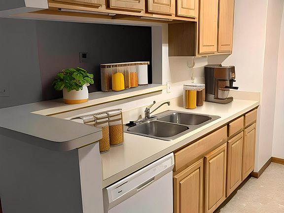 4th image of 204 Marigold Cir #4