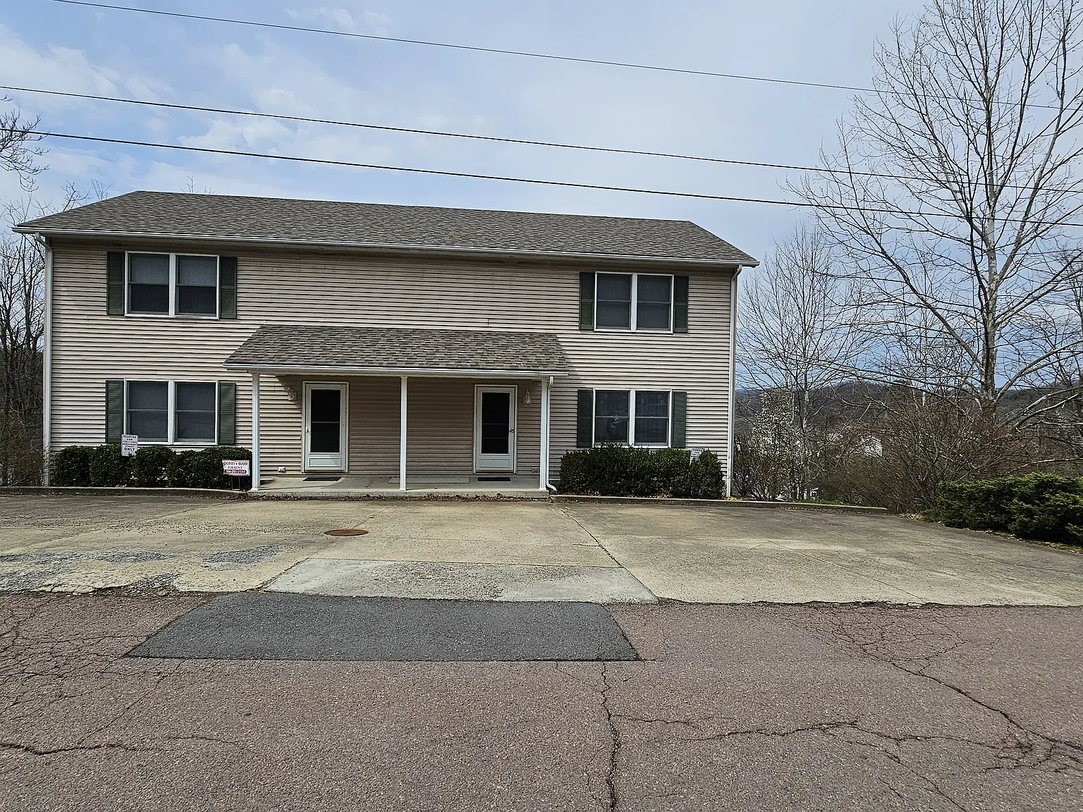 4 bed, 4.5 bath, 2200 sqft, $1,600 — Photo 1