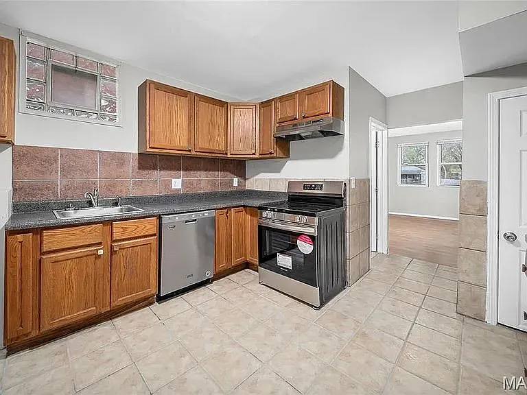 709 Dammert Ave — Photo 7