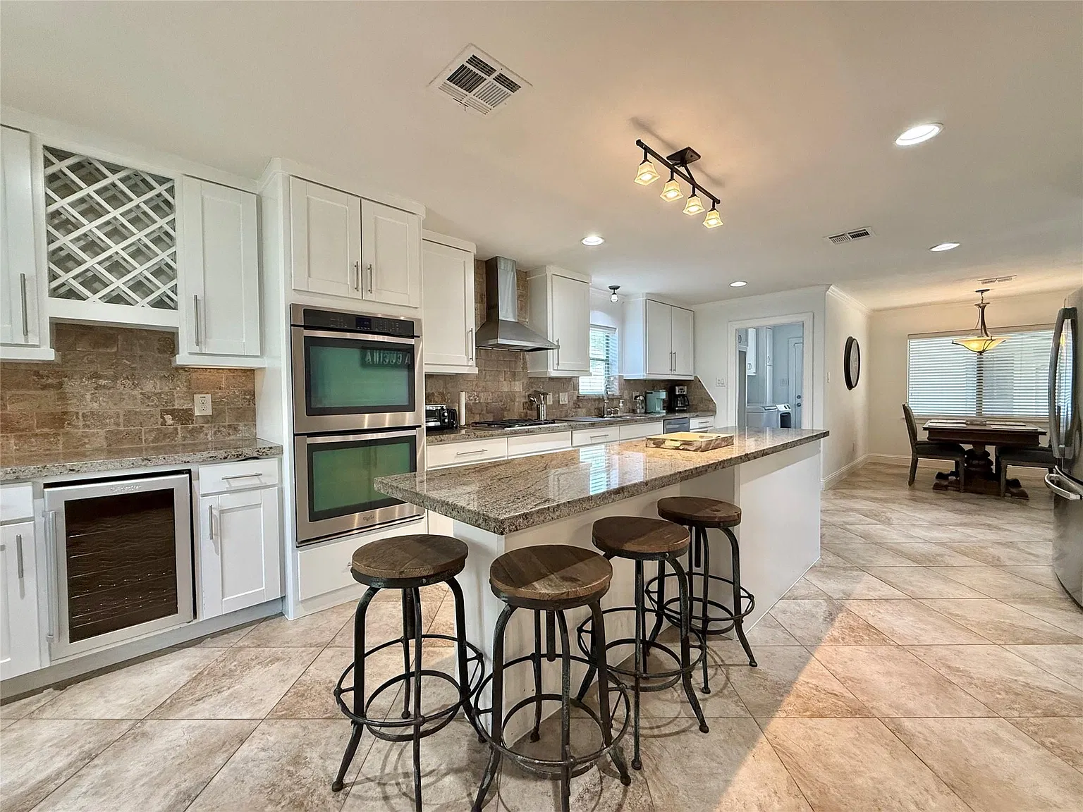4 bed, 2.0 bath, 2268 sqft, $3,850 — Photo 4