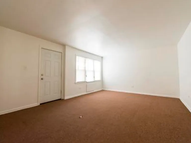 7901 S Paxton Ave — Photo 20