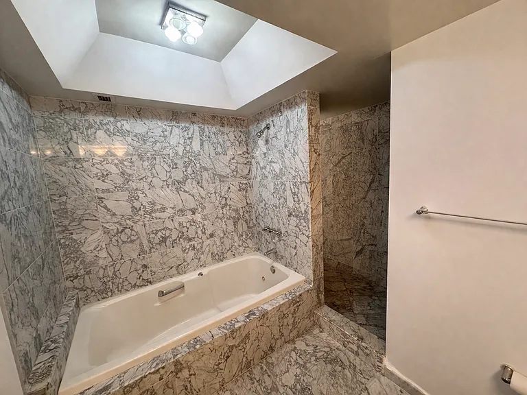 5757 Collins Ave — Photo 14