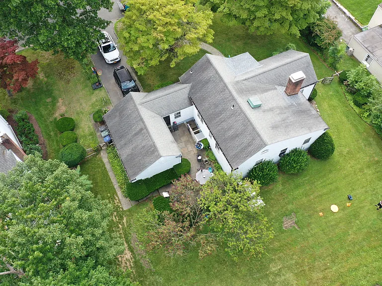 9 Manor Ave — Photo 2