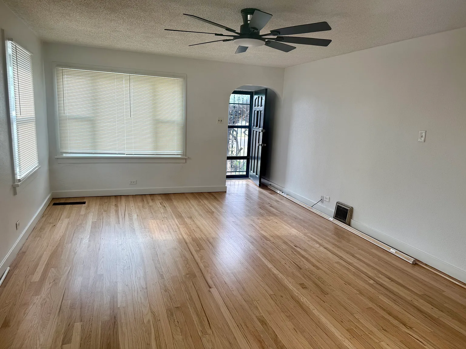 2 bed, 928 sqft, $2,300 — Photo 2
