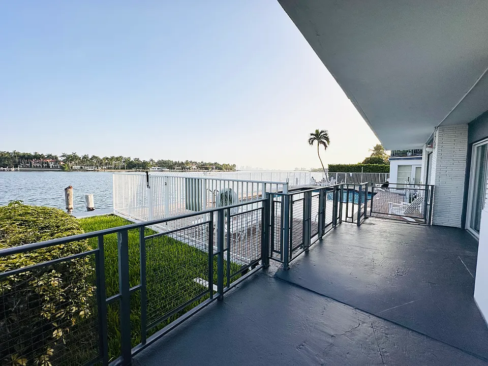 944 Bay Dr #7