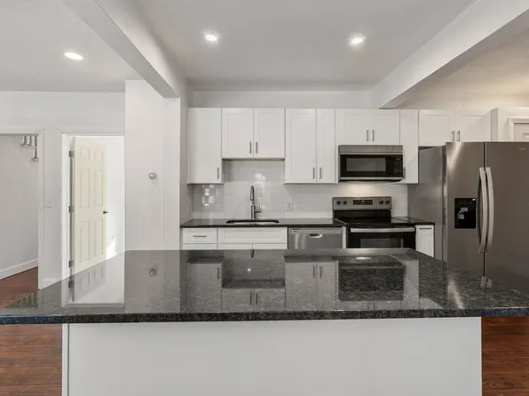 99 Main St #A, Upton, MA 01568