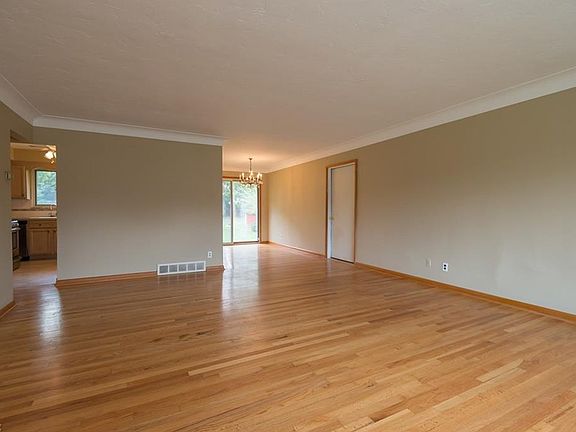 3rd image of 18245 Bonnie Ln