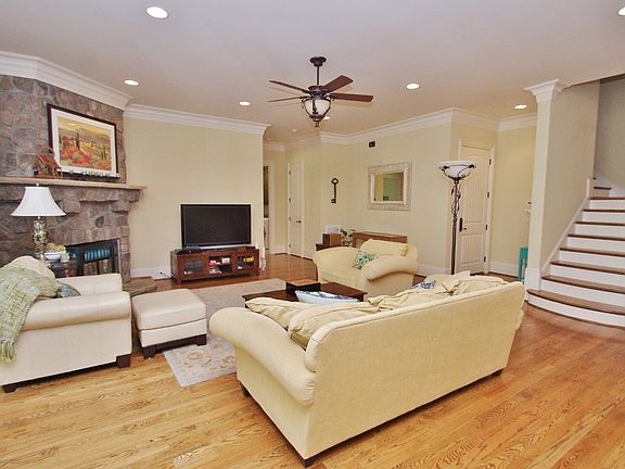 3rd image of 5560 Holyoke Ln