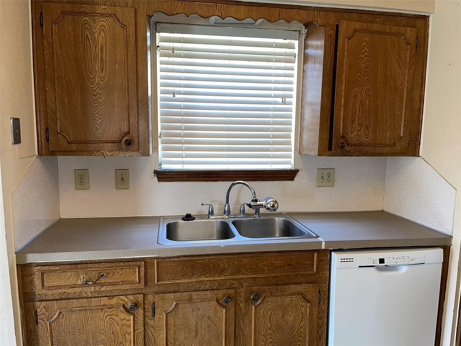 3 bed, 2.0 bath, 1479 sqft, $1,650 — Photo 2