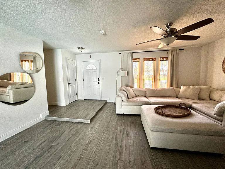 115 Hollyhock Dr — Photo 4