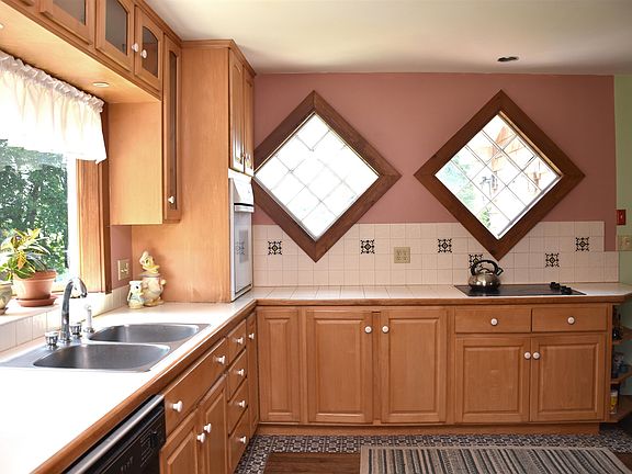 4th image of 1078 Brook Road