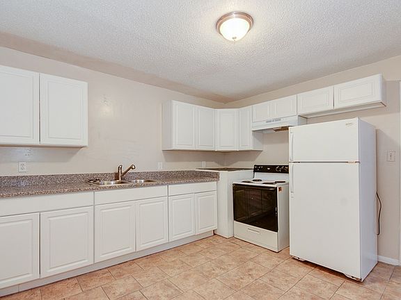 Large kitchen W/ granite counter tops!