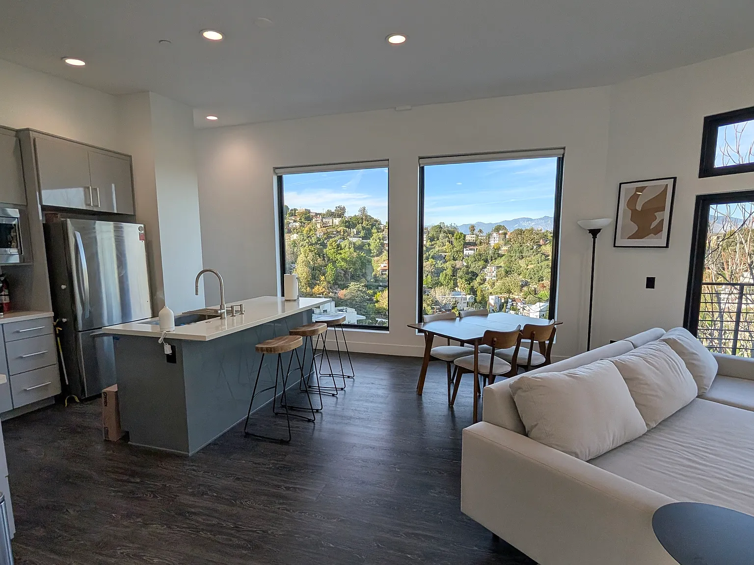 3 bed, 2.5 bath, 1360 sqft, $6,500 — Photo 3