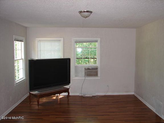 3rd image of 698 Washington Ave N