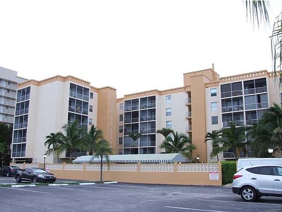3rd image of 2935 NE 163rd St APT 2Q