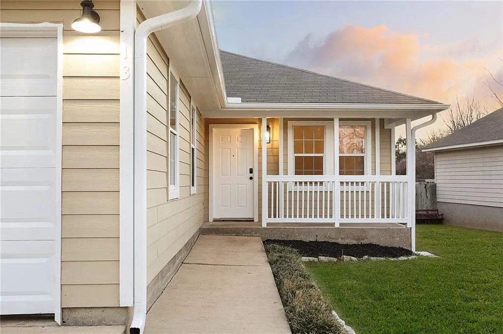 3 bed, 2.0 bath, 1352 sqft, $1,900 — Photo 3