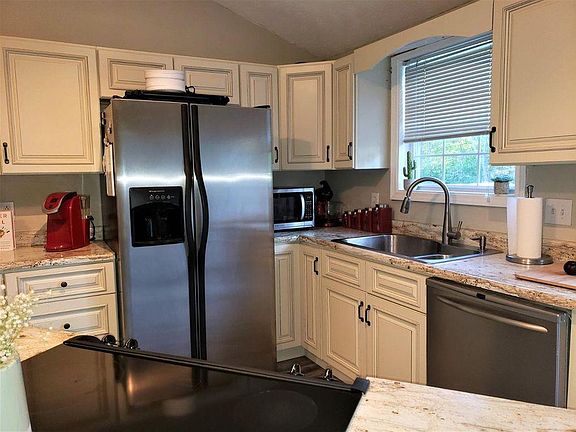 3rd image of 321 Highwood Dr