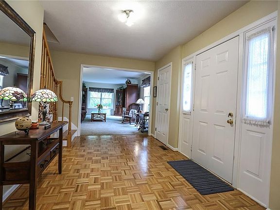 3rd image of 8 Park View Dr