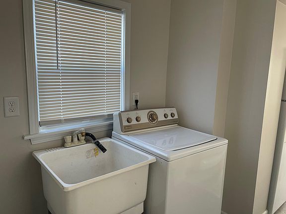 Full laundry with appliances included