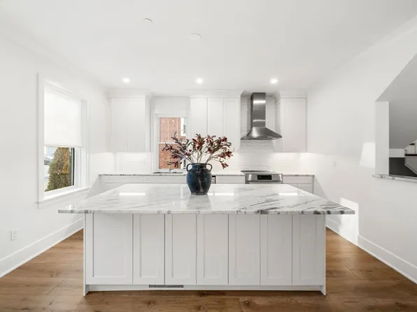 182 Merrimac St #1, Newburyport, MA 01950