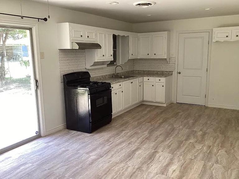 155 Chateau Dr — Photo 3