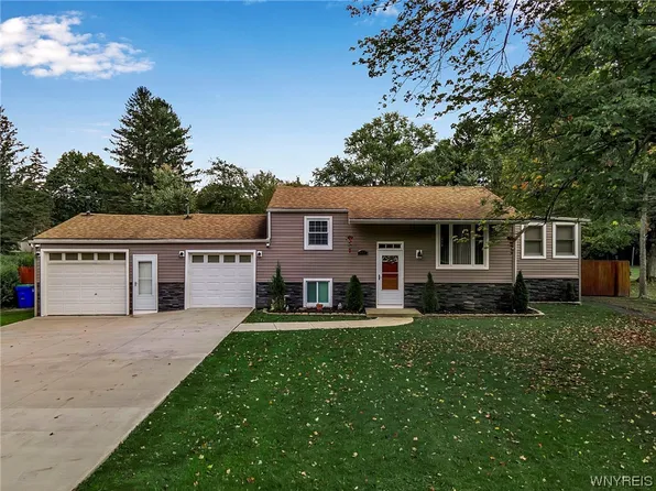 947 Bonnie Lake Dr, Alden, NY 14004