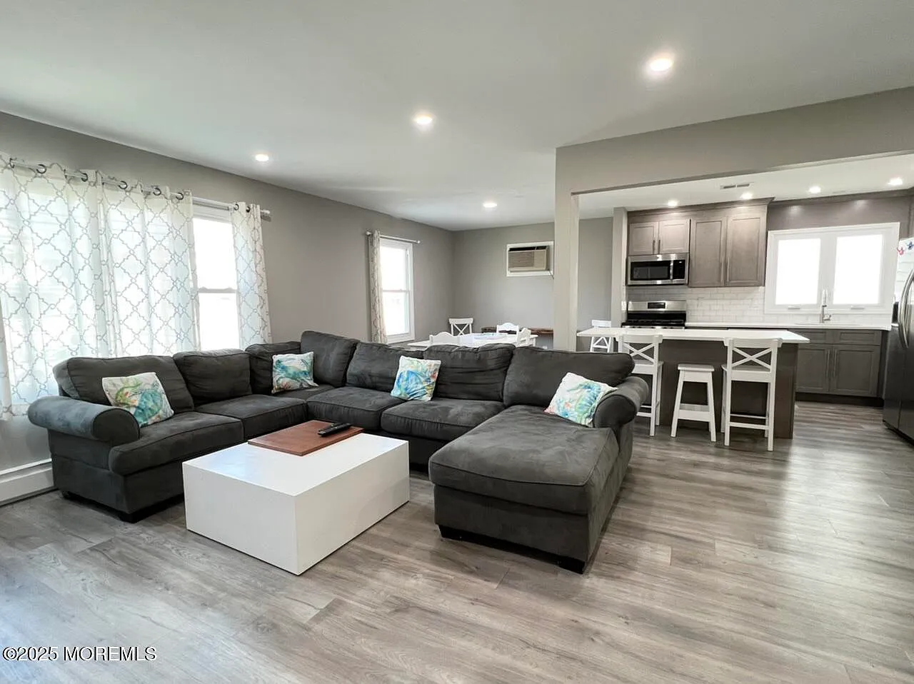 6 bed, 2852 sqft, $2,450 — Photo 2