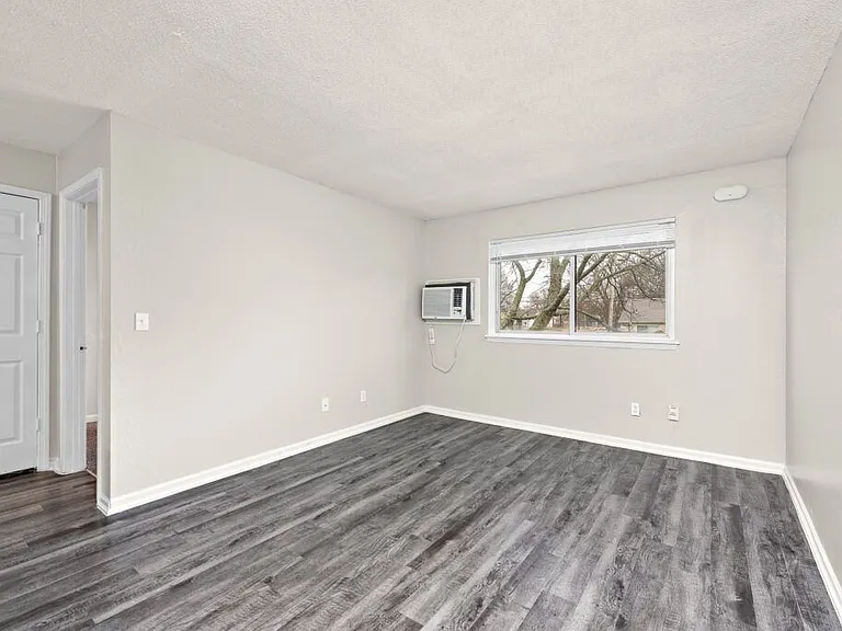 400-408 W Poplar St — Photo 5