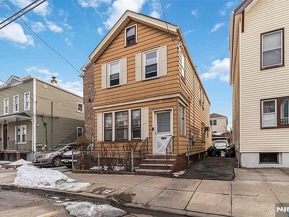 3rd image of 421 Central Ave