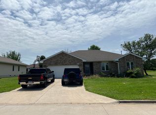 1376 E Cambridge St, Bolivar, MO 65613