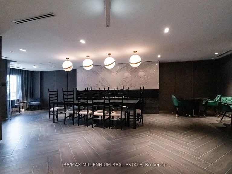 395 Dundas St W #531 — Photo 4