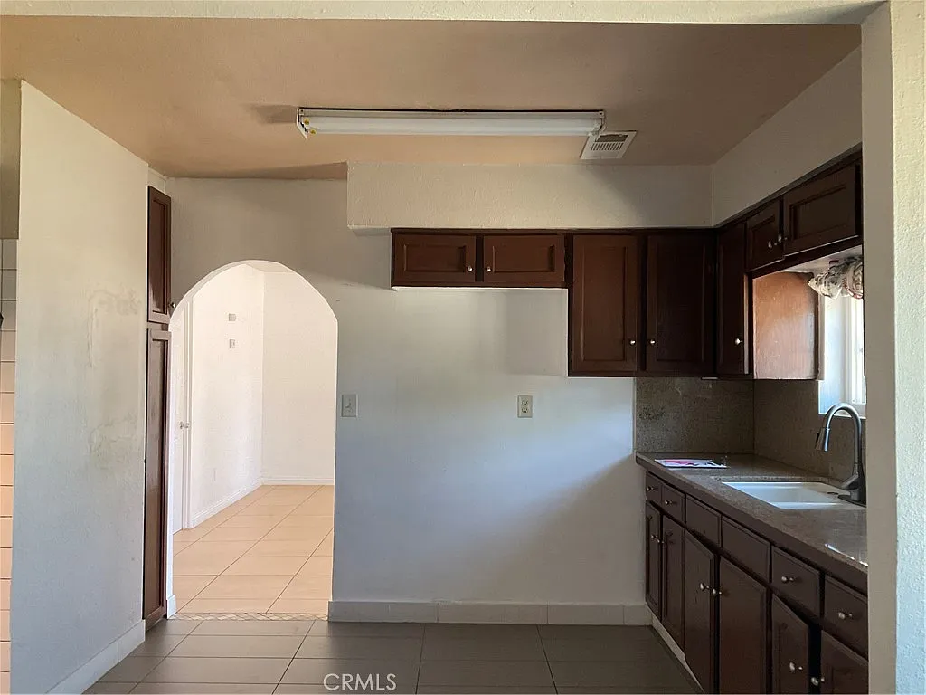 3 bed, 744 sqft, $1,900 — Photo 4