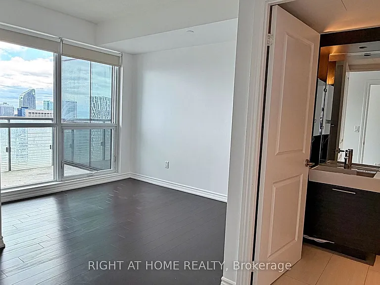 386 Yonge St #4207 — Photo 16