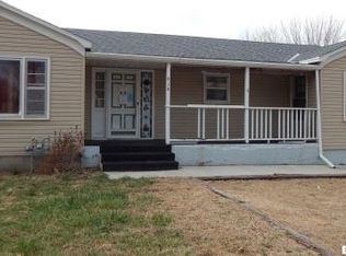 916 S 7th St, Hiawatha, KS 66434