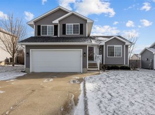 3425 Falcon View Rd SW, Cedar Rapids, IA 52404